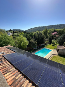 Pose de panneaux photovoltaïques.