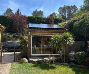 Pose de panneaux photovoltaïques.