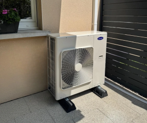 Pose d'une climatisation.