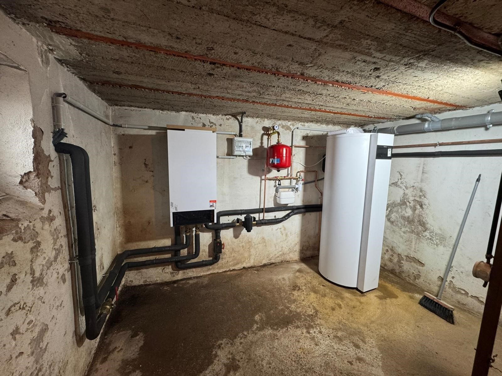 Chaufferie rénovée avec module hydraulique de pompe à chaleur