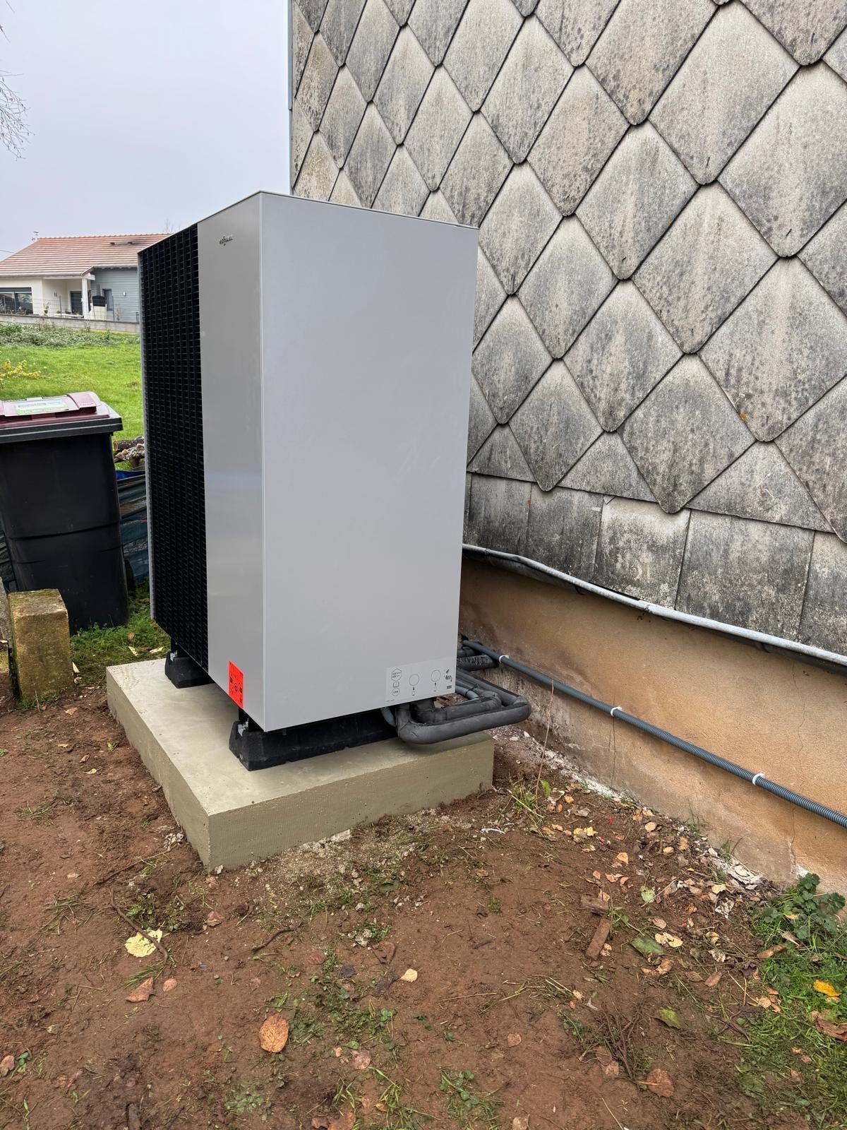 Pompe à chaleur air/eau posée sur un socle béton