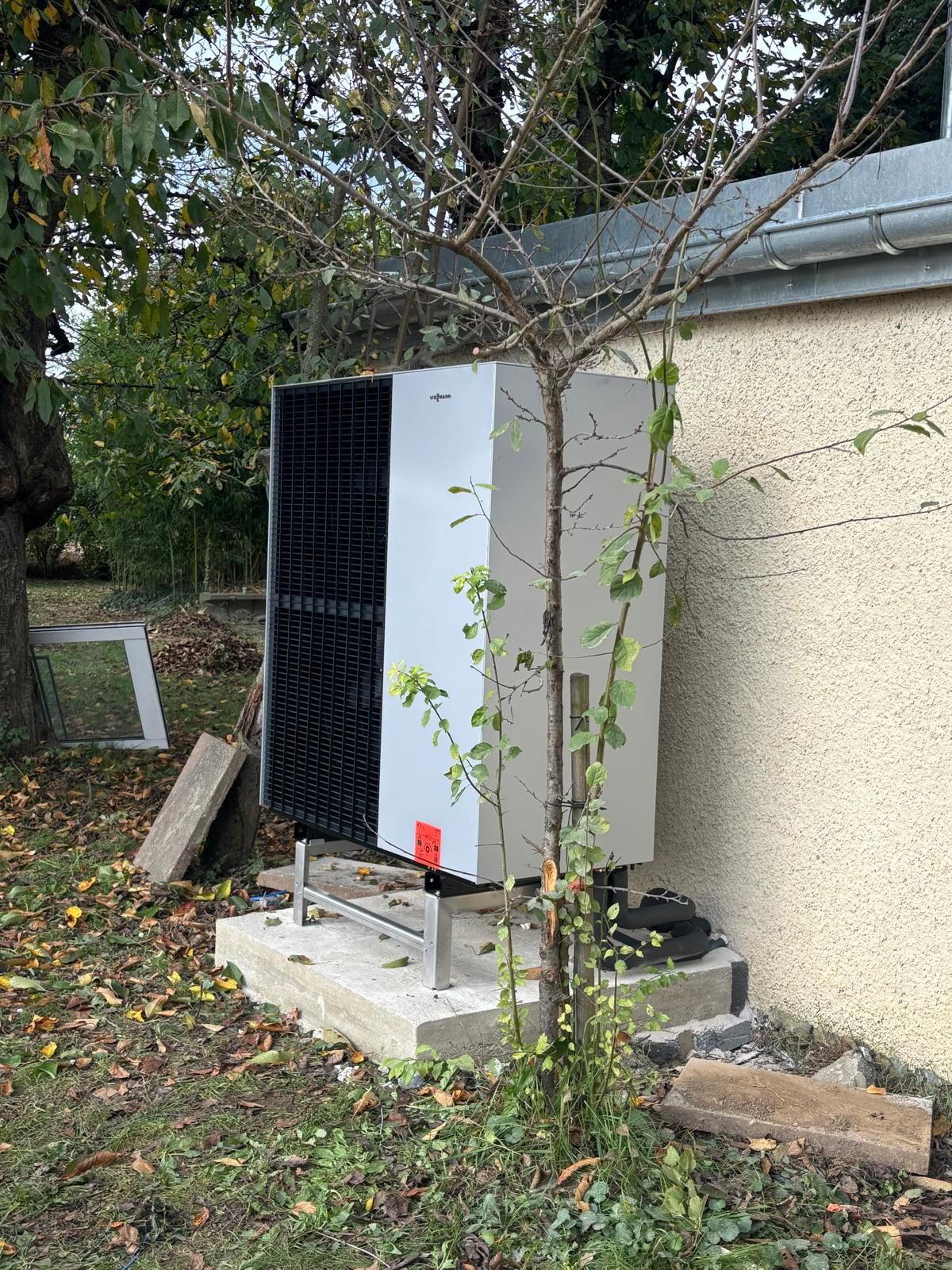 Unité extérieure de pompe à chaleur dans un jardin
