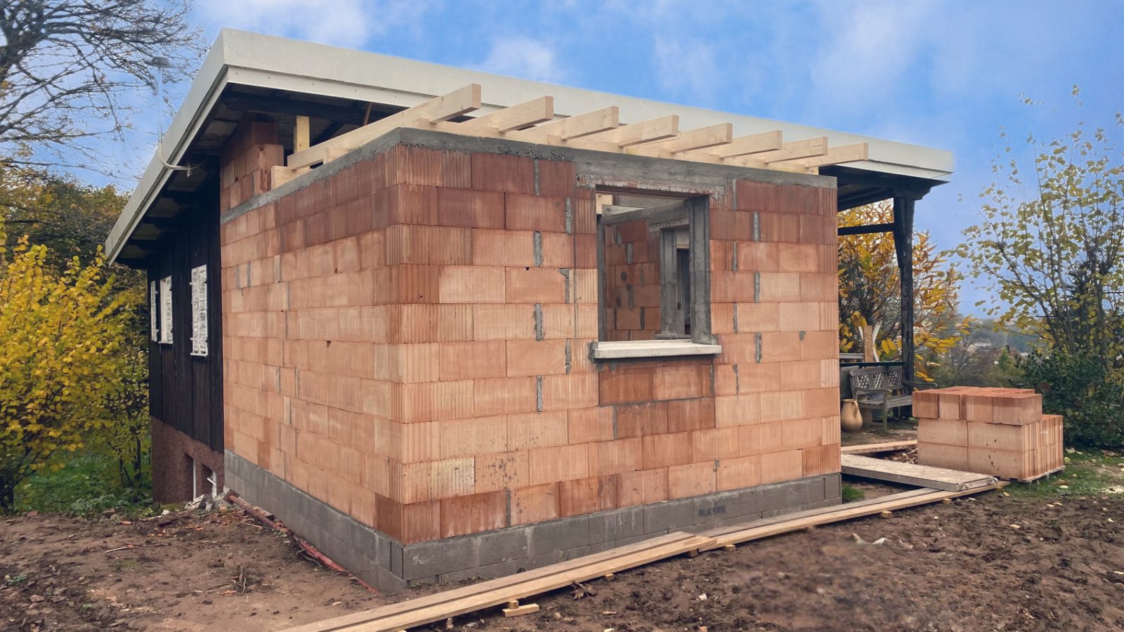Extension de maison en briques en cours de construction