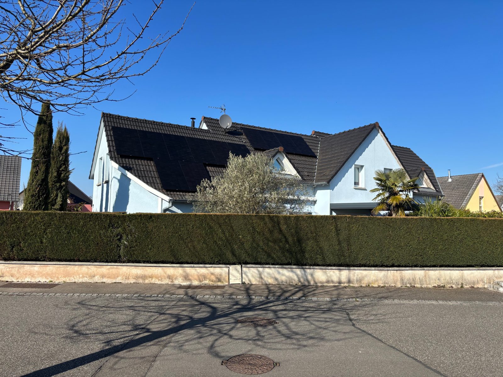 Panneaux solaires photovoltaïques sur la toiture d'une maison