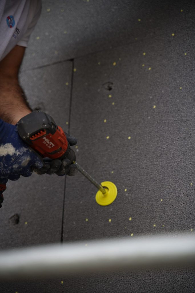 Fixation des panneaux isolants sur une façade par chevillage