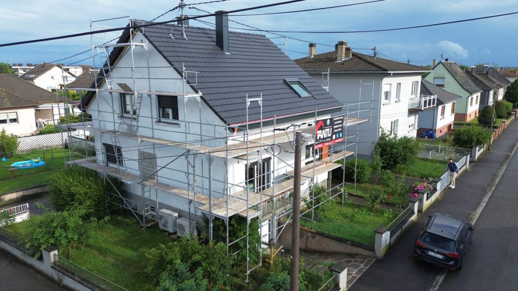 Échafaudage installé pour un ravalement de façade